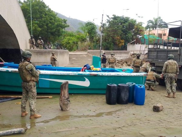 Los militares hicieron una revisión minuciosa de las embarcaciones incautadas.