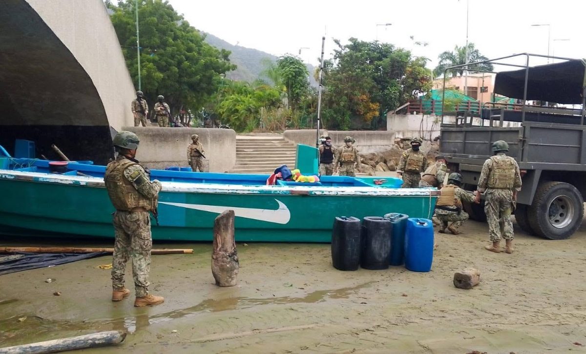 Los militares hicieron una revisión minuciosa de las embarcaciones incautadas.