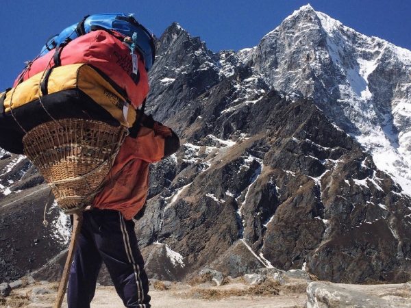 Los sherpas de Nepal, reconocidos mundialmente por su experiencia en las alturas del Himalaya, continúan siendo fundamentales