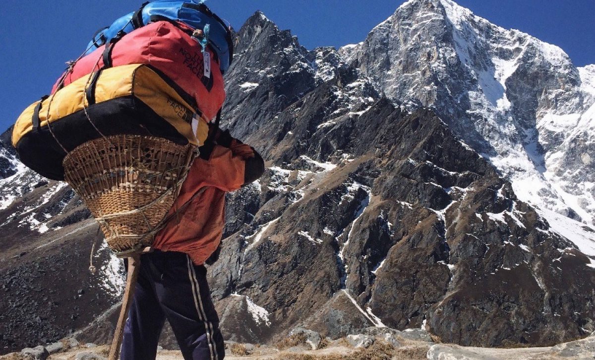 Los sherpas de Nepal, reconocidos mundialmente por su experiencia en las alturas del Himalaya, continúan siendo fundamentales