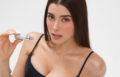 Luciana Guschmer  mostrando uno de los labiales de su marca ALU.