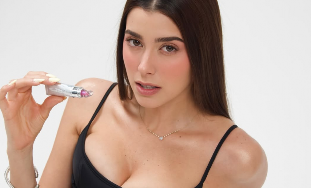 Luciana Guschmer  mostrando uno de los labiales de su marca ALU.