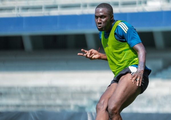 Luis Caicedo será operado de urgencia por apendicitis y deja a Emelec con un defensor menos