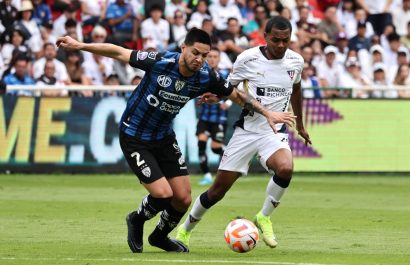 Luis Zárate, de Independiente del Valle en una acción con Bryan Ramírez de Liga de Quito.