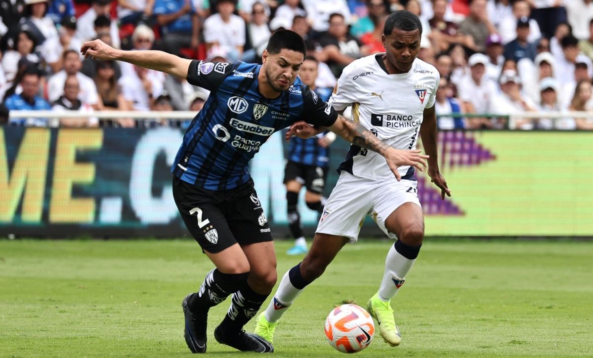 Luis Zárate, de Independiente del Valle en una acción con Bryan Ramírez de Liga de Quito.