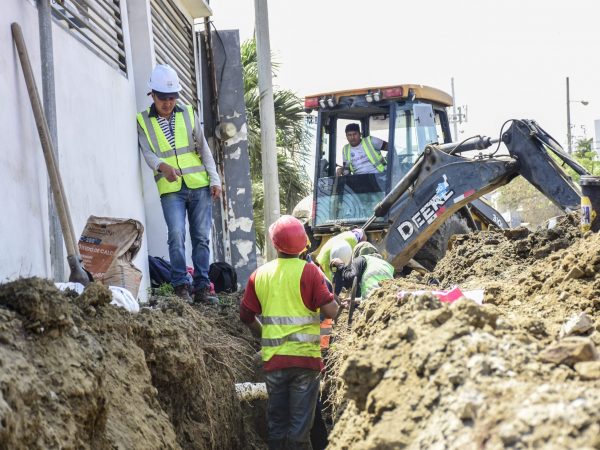 En algunos frentes de trabajo se construyen los colectores. La calle Rotaria, permanece cerrada por estos trabajos.
