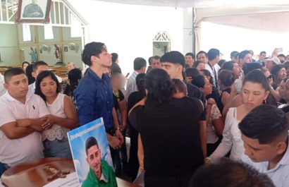 El sepelio de los ocho hombres se vivió en medio de dolor.
