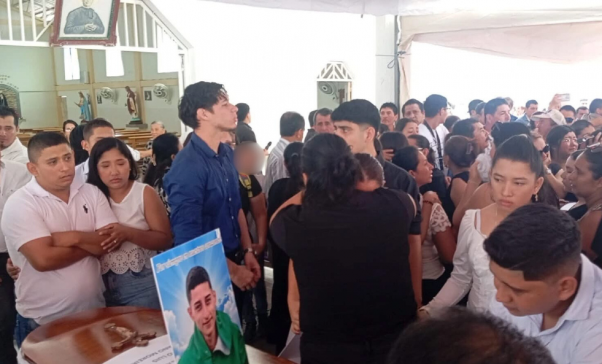 Manabí Sepultan a las ocho víctimas de la masacre de El Cerrito en medio de dolor y lágrimas El sepelio de los ocho hombres se vivió en medio de dolor.