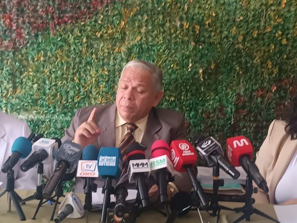 El conflicto legal, hizo que la defensa de los acusados llegue a Manabí, para rechazar la denuncia de Oscar Ayerve por el presunto uso ilegal de papel de seguridad del Registro Nacional de Datos Públicos.