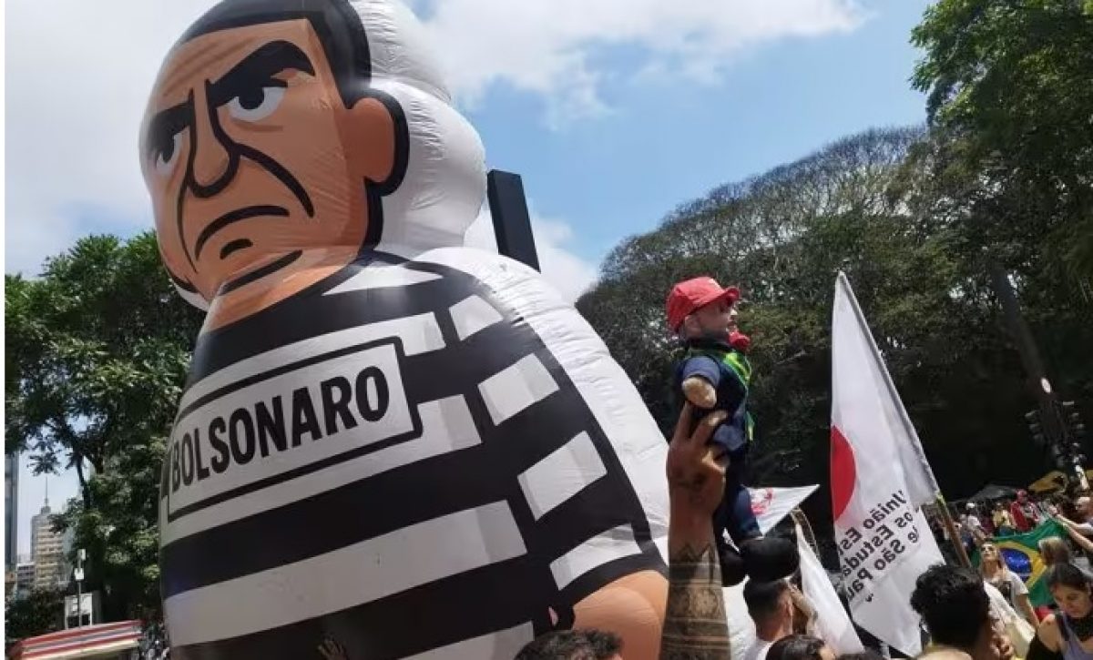 Manifestación celebrando el arresto del expresidente de Brasil Jair Bolsonaro. FOTO: Europa Press.