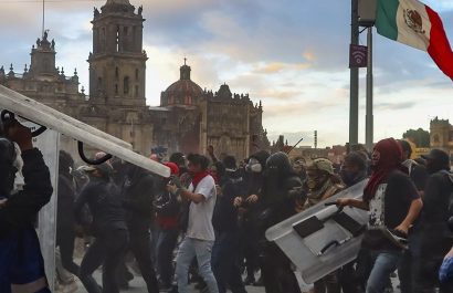 Manifestantes derribaron este sábado 15 de noviembre las barreras metálicas que protegían el Palacio Nacional, en México.