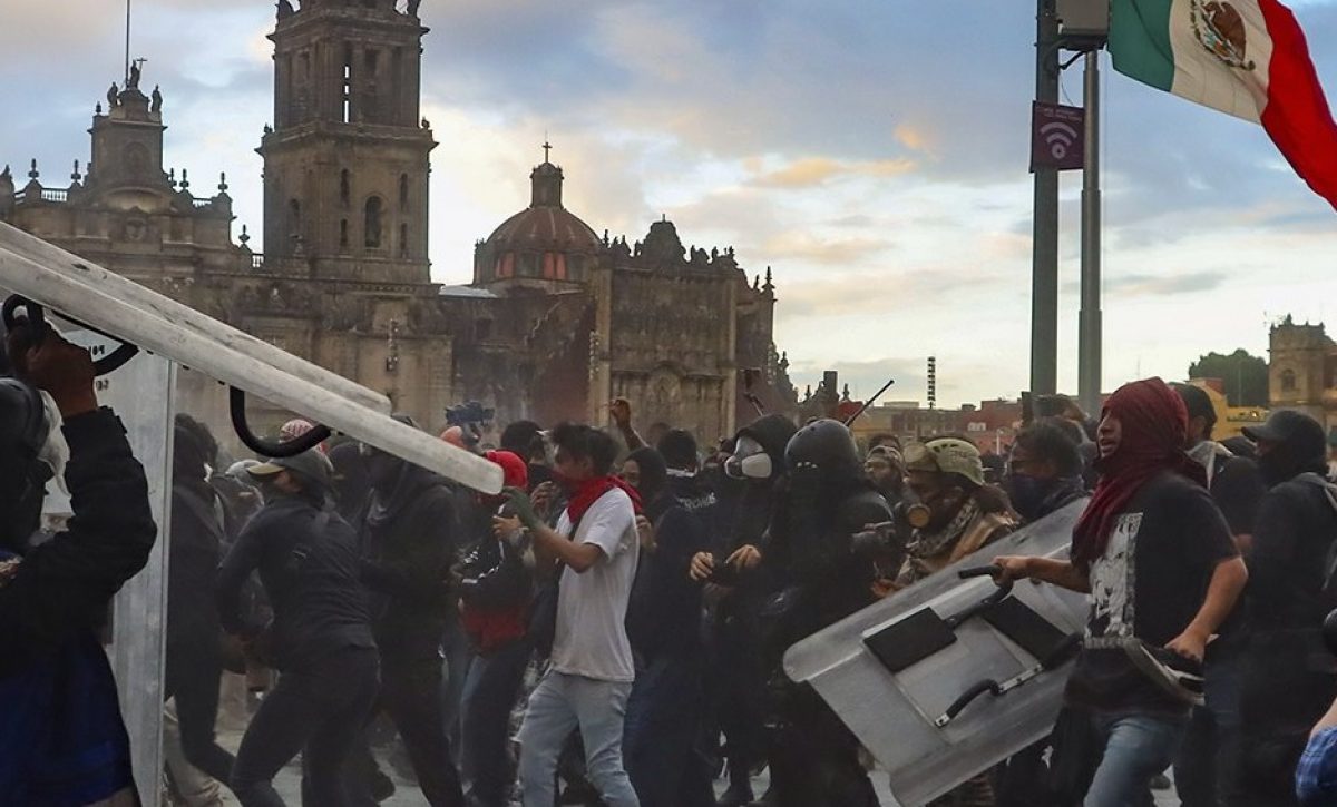 Manifestantes derribaron este sábado 15 de noviembre las barreras metálicas que protegían el Palacio Nacional, en México.