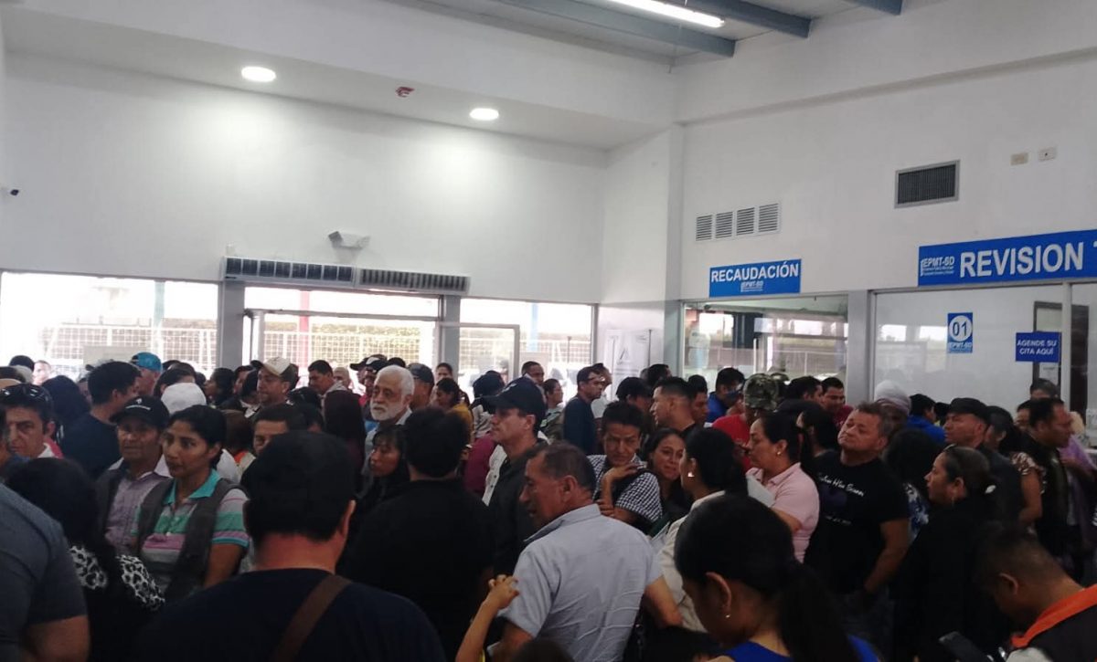 Mantenimiento del sistema AXIS genera retrasos en trámites vehiculares en Santo Domingo