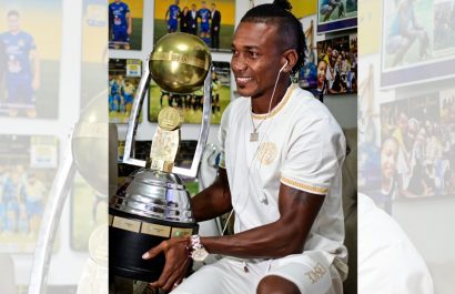 Marcos Cangá con el trofeo de campeón de Segunda Categoría con Liga de Portoviejo.