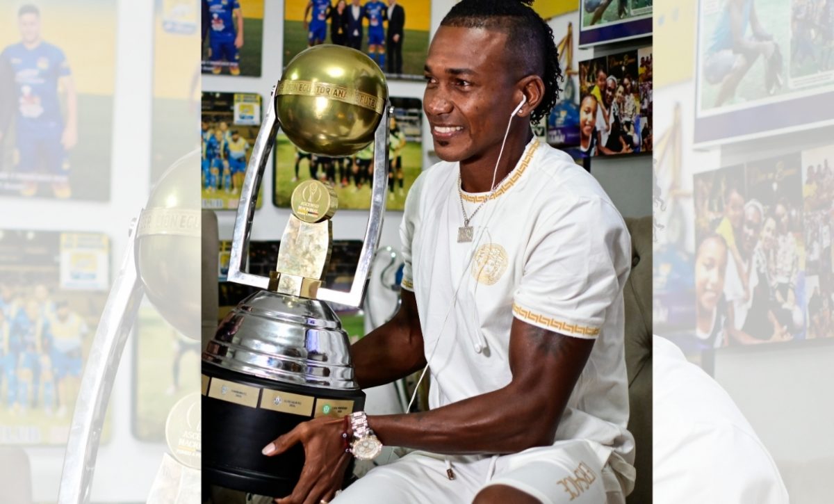 Marcos Cangá con el trofeo de campeón de Segunda Categoría con Liga de Portoviejo.