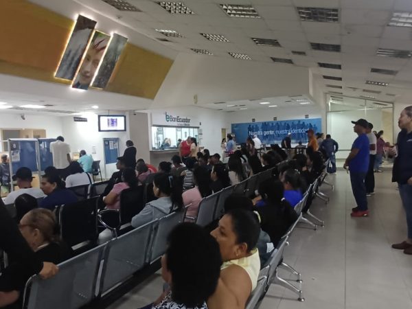 Más de 2.000 ciudadanos gestionan su cédula en Santo Domingo ante alta demanda electoral