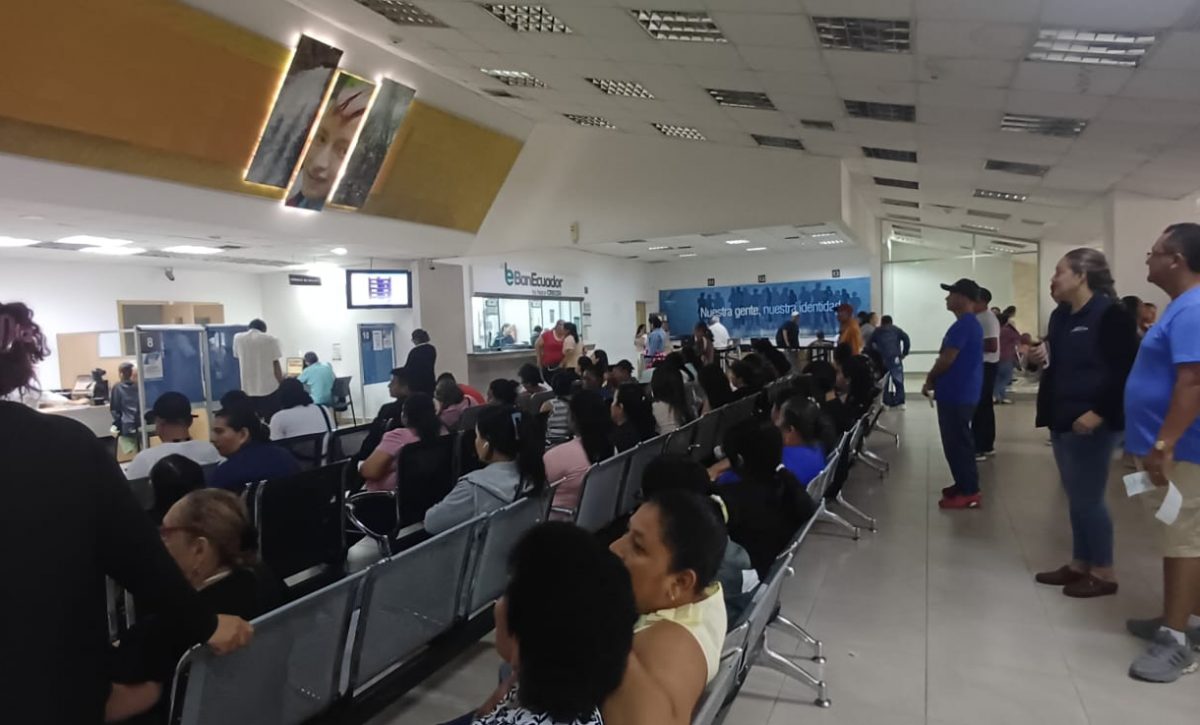 Más de 2.000 ciudadanos gestionan su cédula en Santo Domingo ante alta demanda electoral