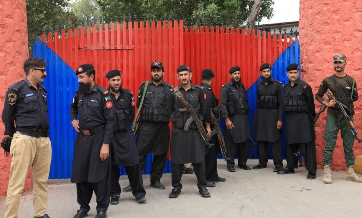 Más de 200 reclusos escaparon de la prisión de Malir, en Karachi, Pakistán, tras un sismo leve que llevó a su evacuación temporal,