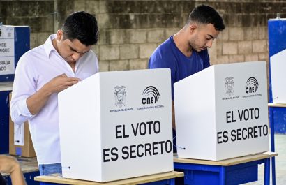 Dos hombres ejercen su voto en la Escuela 24  de Mayo de Portoviejo.