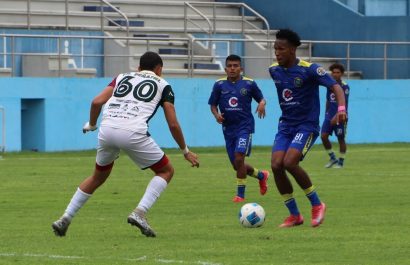 May Laury (derecha), de Mineros, en el partido de vuelta ante Juventud Italiana.