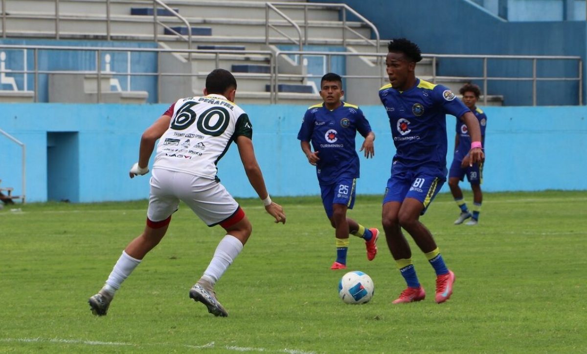 May Laury (derecha), de Mineros, en el partido de vuelta ante Juventud Italiana.