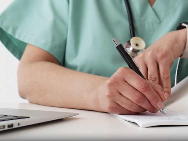 Médicos ecuatorianos enfrentan nuevas barreras en Argentina