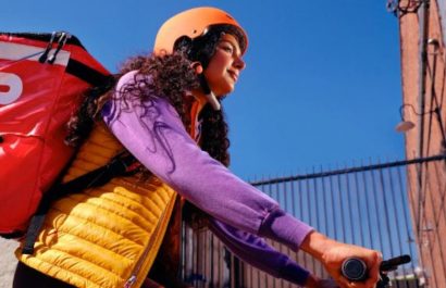 Migrantes ecuatorianos enfrentan varios riesgos con el alquiler de cuentas en aplicaciones de delivery.