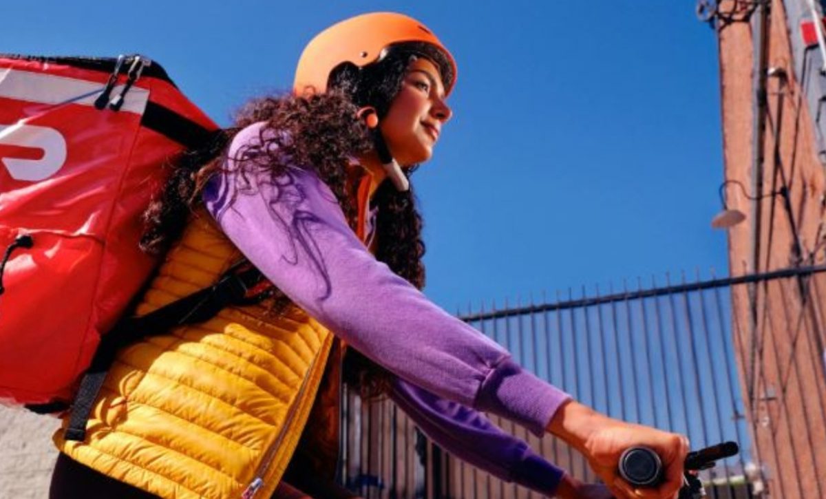 Migrantes ecuatorianos enfrentan varios riesgos con el alquiler de cuentas en aplicaciones de delivery.