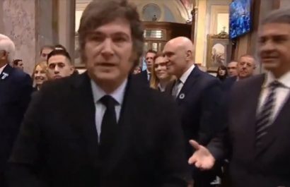 Videos captaron el momento en que Jorge Macri queda con la mano extendida, al ser ignorado por Javier Milei.