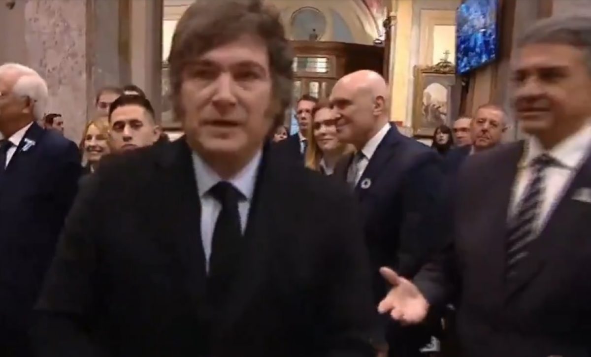 Videos captaron el momento en que Jorge Macri queda con la mano extendida, al ser ignorado por Javier Milei.