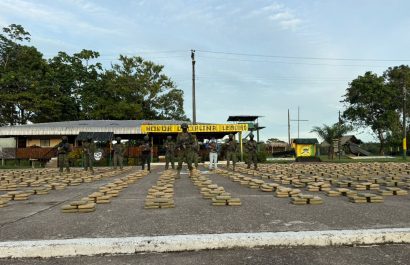 Militares ecuatorianos localizaron y decomisaron 2,24 toneladas de droga, que era transportada a bordo de una lancha que navegaba por el río Aguarico.