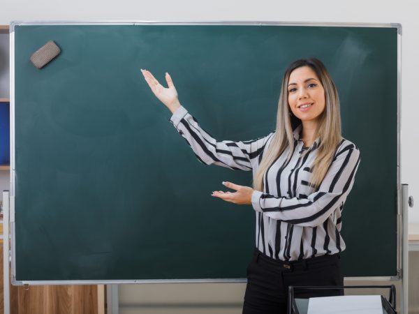 Ministerio de Educación lanza convocatoria para docentes, psicólogos y trabajadores sociales