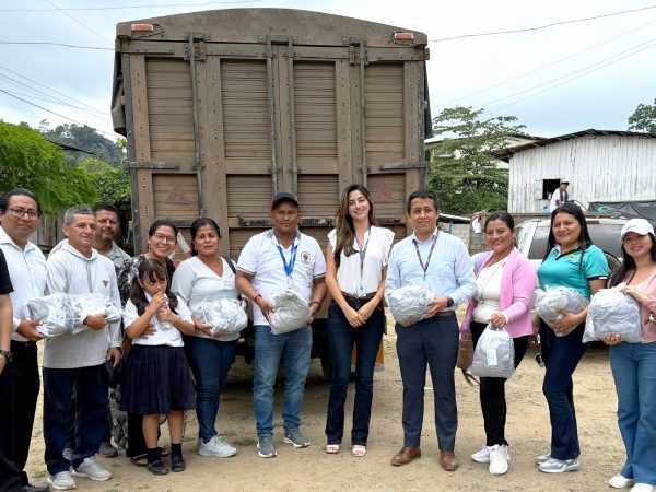 El Ministerio de Educación entregó el kit que incluye seis prendas.