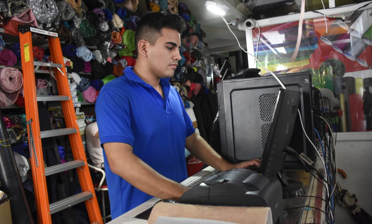 Ministro de Trabajo, Harold Burbano, pide “prudencia” ante cifras que circulan sobre el alza salarial para 2026