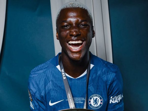 Moisés Caicedo reacciona tras quedar fuera de la lista al Balón de Oro 2025 “A seguir trabajando”