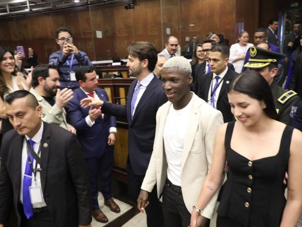 Moisés Caicedo recibió condecoración Vicente Rocafuerte por la Asamblea Nacional
