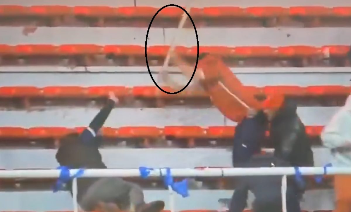 Momentos en que un aficionado agrede a otro de la barra contraria con un objeto.