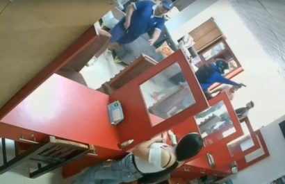 Un asalto en un local de muebles en Los Bajos de Montecristi dejó a varios clientes sin sus pertenencias. (Captura de video).