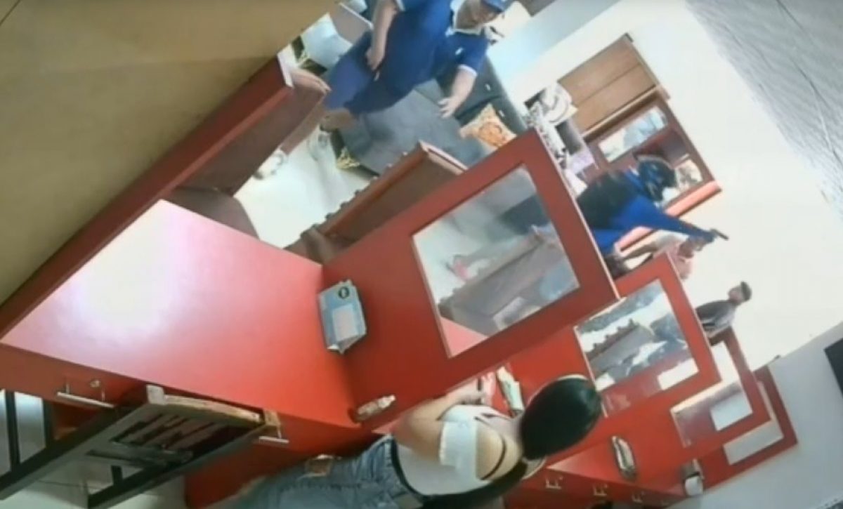 Un asalto en un local de muebles en Los Bajos de Montecristi dejó a varios clientes sin sus pertenencias. (Captura de video).