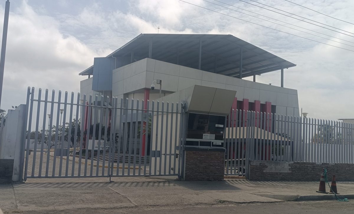 Un hombre fue encontrado sin vida con heridas de arma blanca en Montecristi; la Policía investiga el hecho mientras la violencia aumenta.