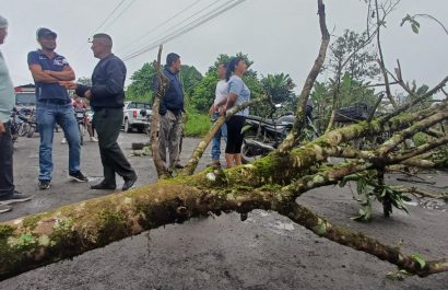 Moradores de El Placer del Toachi exigen mantenimiento vial a la Prefectura