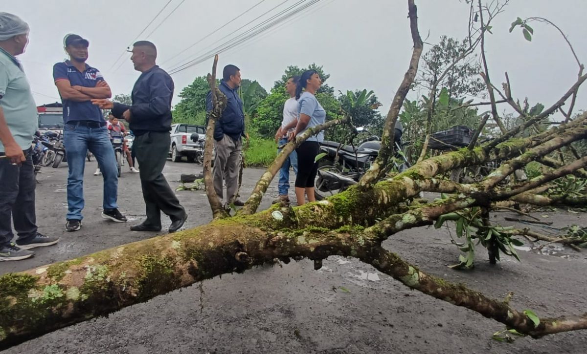 Moradores de El Placer del Toachi exigen mantenimiento vial a la Prefectura
