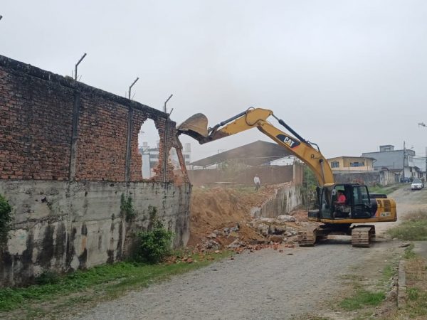 Moradores del barrio 6 de Diciembre denuncian riesgo por muro inclinado y alcantarilla colapsada