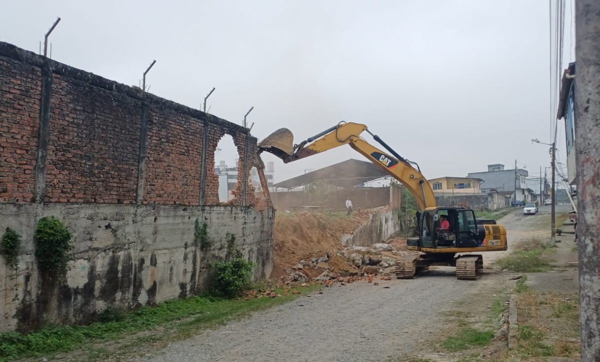 Moradores del barrio 6 de Diciembre denuncian riesgo por muro inclinado y alcantarilla colapsada