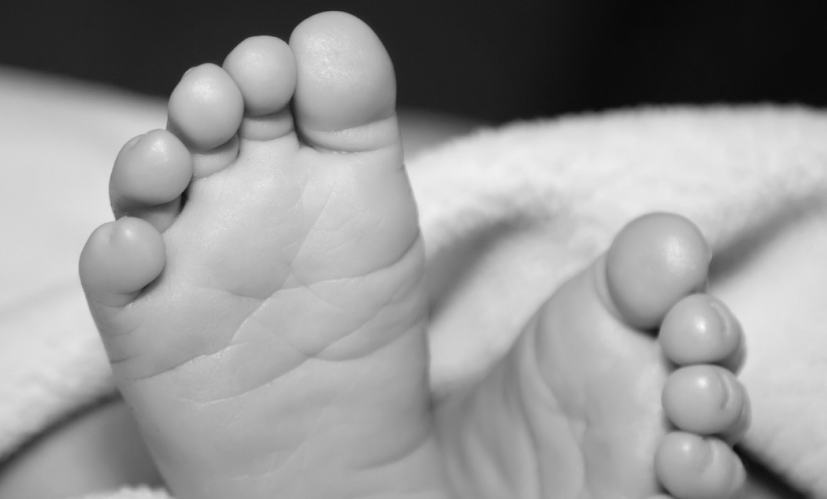 El bebé fue hospitalizado, pero los médicos no lograron salvarlo.