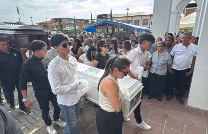 Multitudinario y doloroso adiós para los cuatro integrantes de una familia que fallecieron en Rocafuerte por un accidente de tránsito. (El Diario)