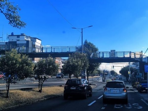 Municipio de Quito desmontará puente peatonal en av. América y Rumipamba el 25 de agosto