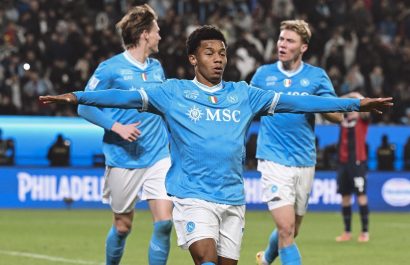 Napoli impone su fútbol ante Bologna y conquista la Supercopa de Italia en Riad