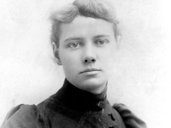 Su respuesta a un artículo titulado "Para qué son buenas las chicas" llamó la atención del editor de un diario, quien le dio su primer trabajo a Nellie Bly como periodista.