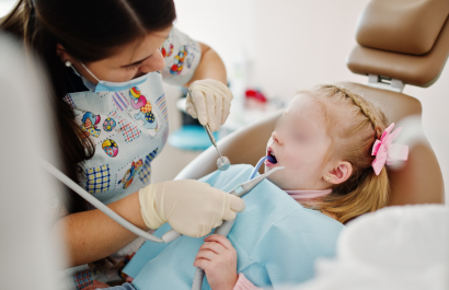 Dos niñas fueron hospitalizadas tras ser tratadas en una clínica dental. Una de ellas murió.